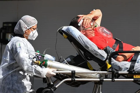 Chuyển bệnh nhân COVID-19 tới bệnh viện ở Brasilia, Brazil. (Ảnh: AFP/TTXVN)