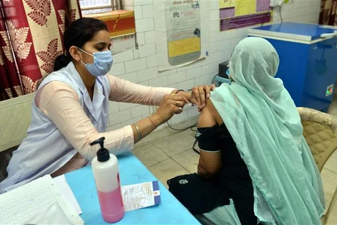 Nhân viên y tế tiêm vaccine phòng COVID-19 cho người dân tại New Delhi, Ấn Độ. (Ảnh: THX/TTXVN)
