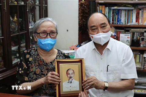 Chủ tịch nước Nguyễn Xuân Phúc tri ân các nhà báo lão thành