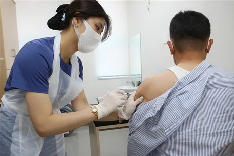 Tiêm vaccine ngừa COVID-19 tại Changwon, Hàn Quốc. (Ảnh: Yonhap/TTXVN)