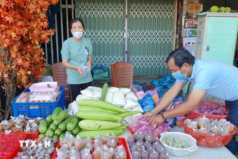 Một ''chợ 0 đồng'' tại phường Cái Khế, quận Ninh Kiều (Cần Thơ). (Ảnh: Ánh Tuyết/TTXVN)