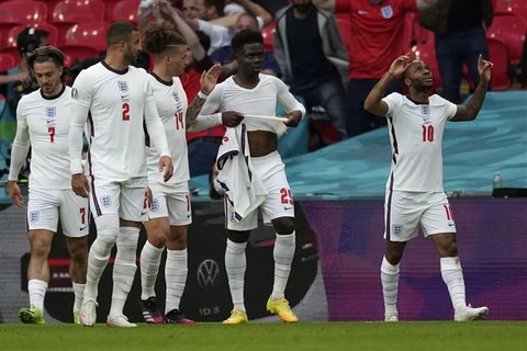 Các cầu thủ đội tuyển Anh ăn mừng bàn thắng vào lưới Cộng hòa Séc. (Ảnh: AFP/TTXVN)