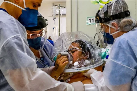 Điều trị cho bệnh nhân nhiễm COVID-19 tại bệnh viện ở Sao Leopoldo, Brazil. (Ảnh: AFP/TTXVN)