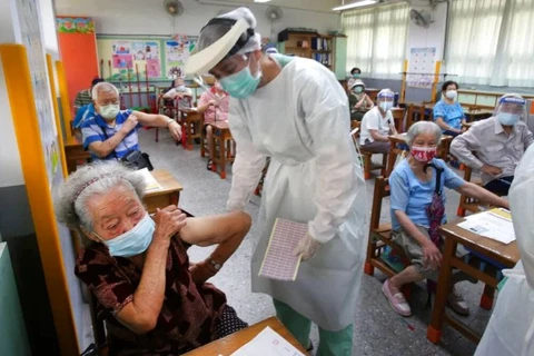 Tiêm vaccine cho người dân Đài Loan. (Nguồn: AP)