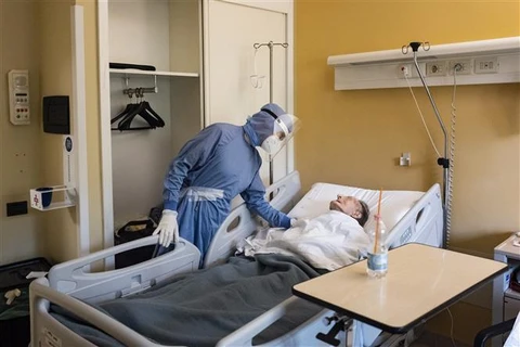 Nhân viên y tế chăm sóc bệnh nhân COVID-19 tại bệnh viện ở Turin, Italy. (Ảnh: AFP/ TTXVN)