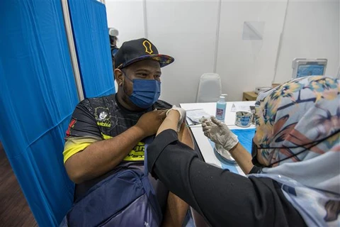 Tiêm chủng vaccine ngừa COVID-19 tại Kuala Lumpur, Malaysia. (Ảnh: THX/TTXVN)