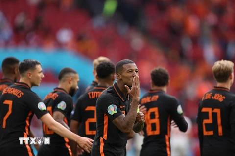 Tiền vệ Hà Lan Georginio Wijnaldum (trái) ăn mừng cùng đồng đội sau khi ghi 2 bàn thắng liên tiếp vào lưới Bắc Macedonia. (Ảnh: AFP/ TTXVN)