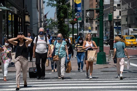 Người dân di chuyển tại New York, Mỹ. (Ảnh: AFP/TTXVN)