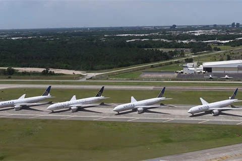 Máy bay của hãng hàng không United Airlines tại sân bay quốc tế George Bush, bang Texas, Mỹ. (Ảnh: AFP/TTXVN)