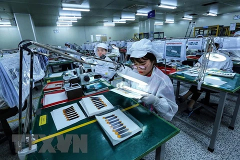 Dây chuyền kiểm tra bảng mạch điện tử tại một doanh nghiệp tại khu công nghiệp Yên Phong, Bắc Ninh. (Ảnh: Danh Lam/TTXVN)