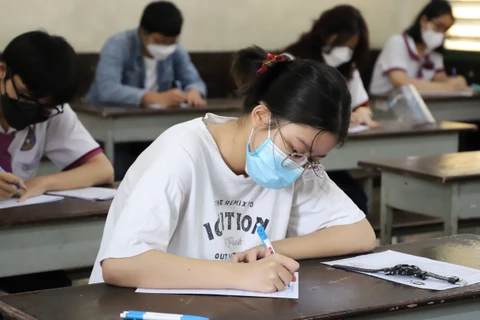 Các thí sinh làm bài thi tại điểm thi trường Trung học phổ thông Trưng Vương (Quận 1, Thành phố Hồ Chí Minh). (Ảnh: Hồng Giang/TTXVN)