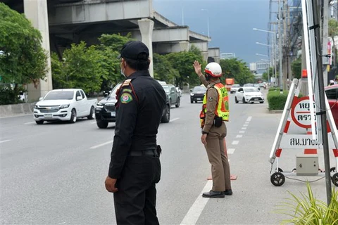 Lực lượng chức năng làm nhiệm vụ tại một chốt kiểm soát ở Bangkok, Thái Lan. (Ảnh: THX/TTXVN)