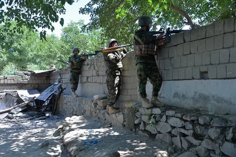 Lực lượng an ninh Afghanistan trong chiến dịch truy quét phiến quân Taliban. (Ảnh: AFP/TTXVN)