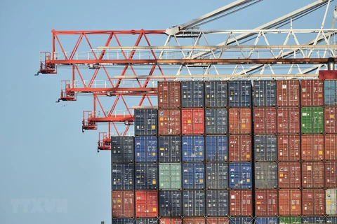 Hàng hóa xếp tại cảng ở Southampton, Anh. (Ảnh: AFP/TTXVN) 