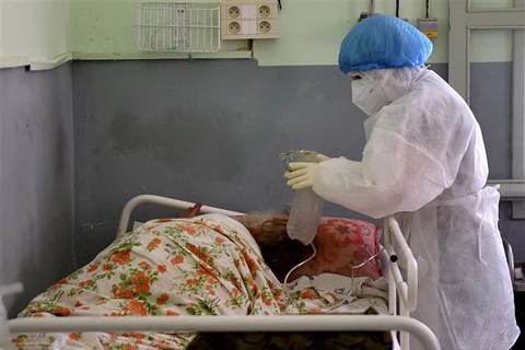 Điều trị cho bệnh nhân nhiễm COVID-19 tại Beja, Tunisia. (Ảnh: AFP/TTXVN)