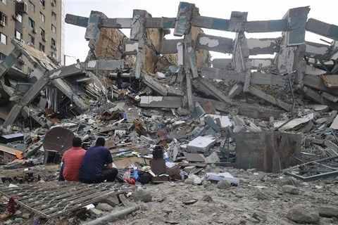 Nhà cửa bị phá hủy sau các cuộc không kích của Israel tại Dải Gaza. (Ảnh: AFP/TTXVN)