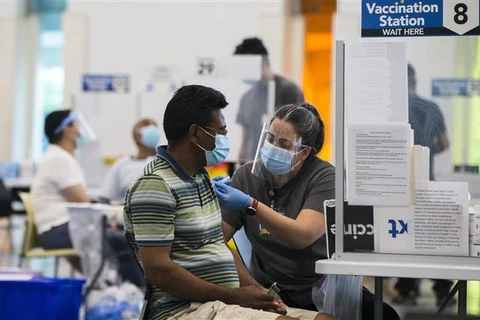 Canada vượt Mỹ về tỷ lệ dân số hoàn thành tiêm chủng vaccine COVID-19