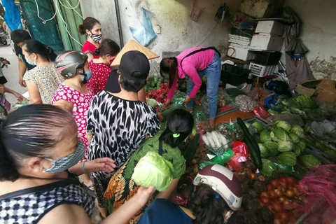 Hà Nội: Người dân vẫn đổ xô đi mua lương thực tại chợ dân sinh