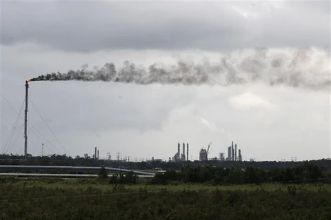 Trong ảnh: Khói phát thải ra từ một nhà máy lọc dầu gần Port Arthur, bang Texas, Mỹ. Ảnh: AFP/TTXVN 