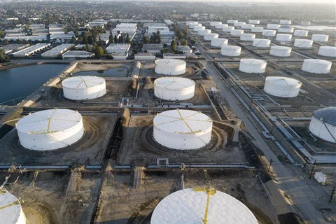 Giá dầu thế giới lên hơn 4% nhờ dự trữ dầu của Mỹ bất ngờ tăng