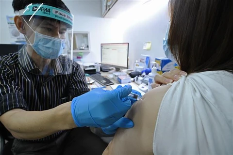 Singapore xem xét nới lỏng hạn chế đối với người tiêm vaccine đầy đủ