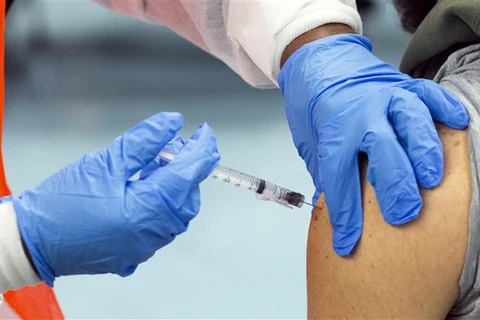 Dịch COVID-19: Chuyên gia Mỹ đề xuất tiêm liều vaccine tăng cường
