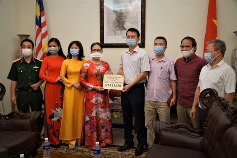 Đại sứ quán Việt Nam tại Malaysia tiếp nhận ủng hộ Quỹ vaccine 