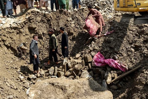 Lực lượng cứu hộ tìm kiếm nạn nhân bị chôn vùi sau một trận lũ quét tại Charikar, tỉnh Parwan, Afghanistan năm 2020. (Ảnh: AFP/TTXVN)