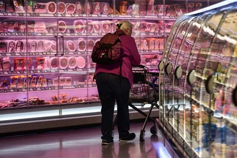 Người dân mua hàng trong siêu thị tại Duesseldorf, miền Tây nước Đức. (Ảnh: AFP/TTXVN)