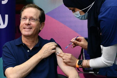 Tổng thống Israel tiêm mũi thứ ba vaccine phòng ngừa COIVD-19
