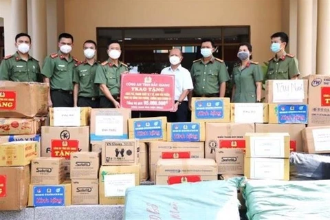 Bắc Giang trao tặng vật tư y tế, nhu yếu phẩm hỗ trợ tỉnh Tây Ninh