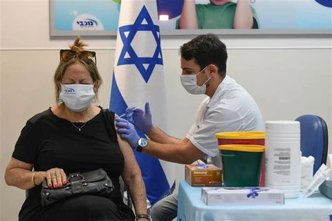 Israel, Chile triển khai tiêm mũi vaccine COVID-19 thứ ba