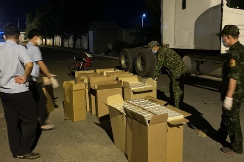 Tây Ninh bắt giữ tài xế xe đầu kéo chở 10.000 bao thuốc lá nhập lậu