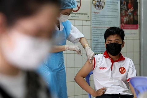 Campuchia triển khai tiêm liều vaccine COVID-19 tăng cường