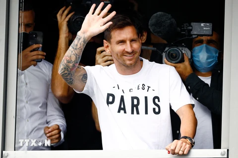 Cầu thủ Lionel Messi tới thủ đô Paris, Pháp để ký hợp đồng với câu lạc bộ Paris Saint-Germain. (Ảnh: AFP/TTXVN)