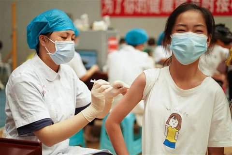 Hơn một nửa dân số Trung Quốc đã tiêm đủ 2 mũi vaccine COVID-19