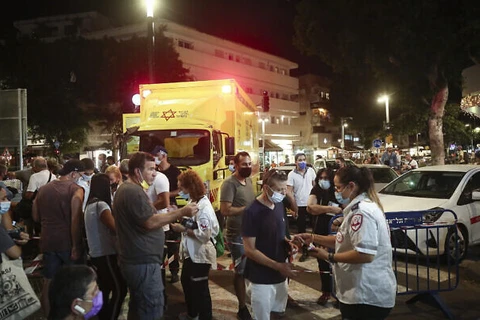 Israel tổ chức tiêm vaccine suốt đêm ngay trên phố tại Tel Aviv