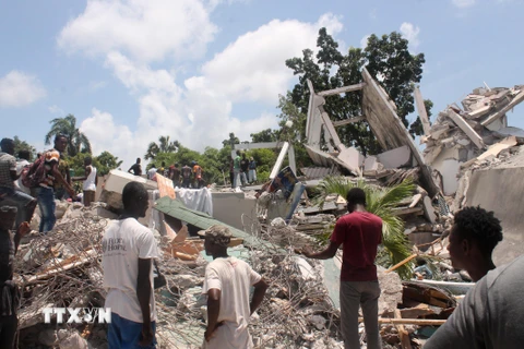 Khách sạn Manguier bị đổ sập sau trận động đất ở Les Cayes, Haiti, ngày 14/8. (Ảnh: AFP/TTXVN)