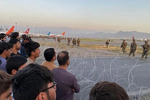 Tình hình Afghanistan: Quân đội Mỹ bắn chỉ thiên tại sân bay Kabul
