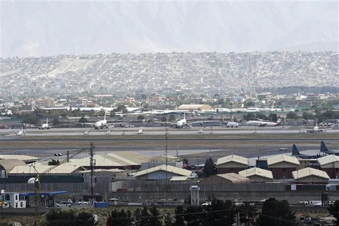 Hàng không quốc tế xoay xở để tránh "tên bay đạn lạc" tại Afghanistan