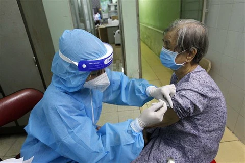 Hà Nội tiêm vaccine cho bệnh nhân lọc máu ở Bệnh viện đa khoa Đống Đa