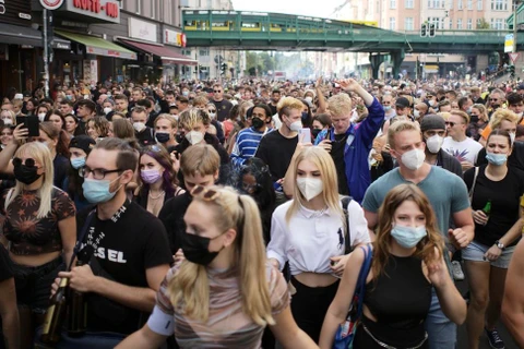 Đức: Cảnh sát đụng độ người biểu tình phản đối biện pháp chống dịch