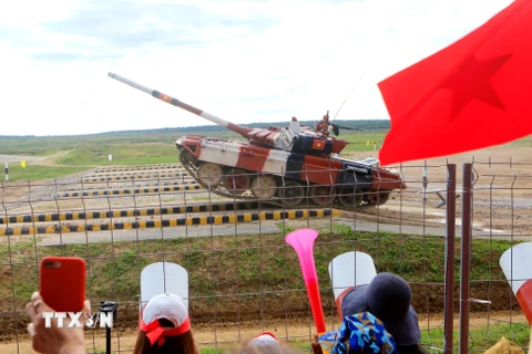 Kíp xe tăng Việt Nam luôn nhận được sự cổ vũ nhiệt tình của khán giả. (Ảnh: Trần Hiếu/TTXVN)