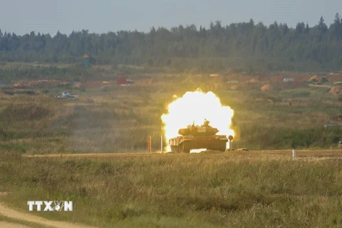 Xe tăng Việt Nam nhả đạn tại lượt thi đấu thứ 3 tại Army Games 2021. (Ảnh: Trần Hiếu/TTXVN)
