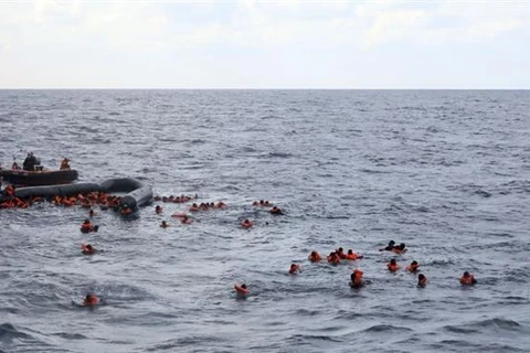 Hơn 100 người di cư được cứu trong vụ lật thuyền ngoài khơi Libya 