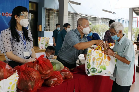 Những túi quà tiếp sức cho hộ nghèo, người khó khăn tại Hà Nội