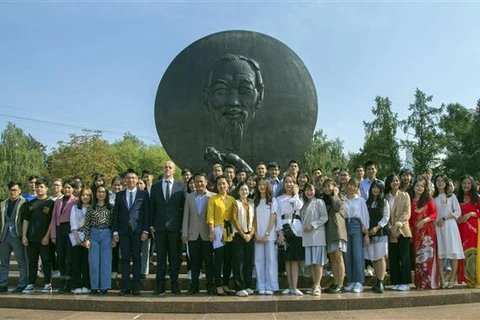 Sinh viên Việt Nam tại Nga dâng hoa tại tượng đài Chủ tịch Hồ Chí Minh