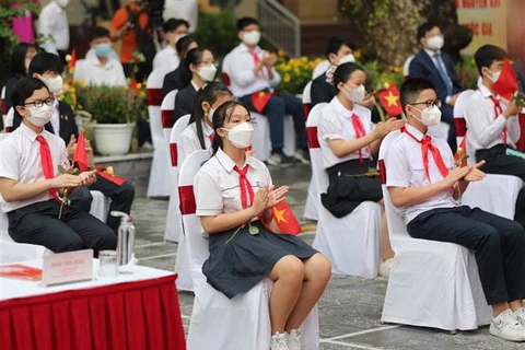 Học sinh đại diện các trường của Thủ đô tham dự lễ khai giảng tại trường THCS Trưng Vương. (Ảnh: Thanh Tùng/TTXVN)