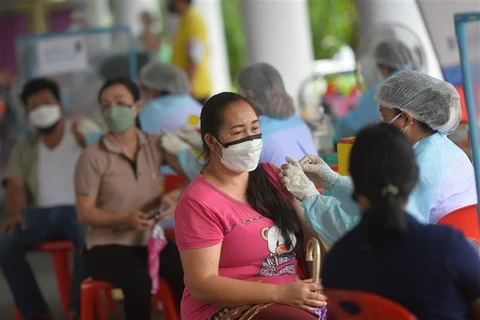 Thái Lan cảnh báo đợt lây nhiễm mới, Philippines bỏ phong tỏa ở thủ đô