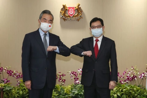 Phó Thủ tướng Singapore Heng Swee Keat và Ủy viên Quốc vụ kiêm Ngoại trưởng Trung Quốc Vương Nghị. (Nguồn: straitstimes.com)